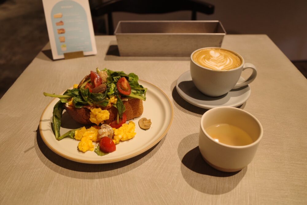 エッグトーストとカフェラテ