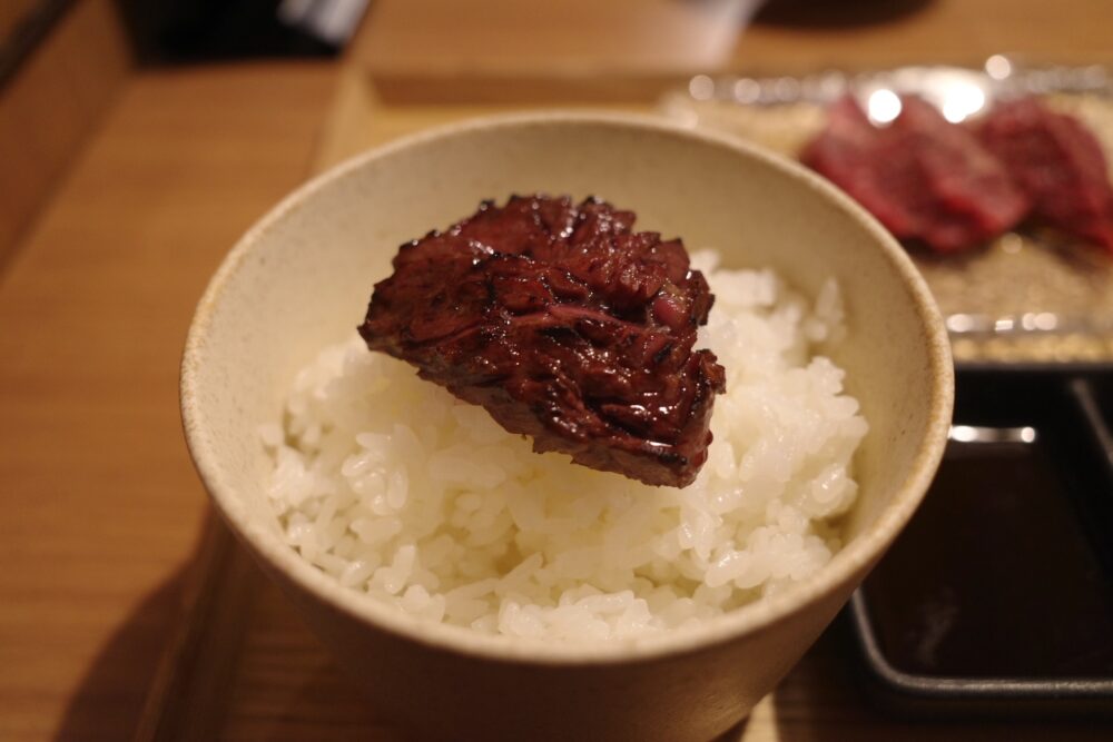 ハラミをのせたご飯