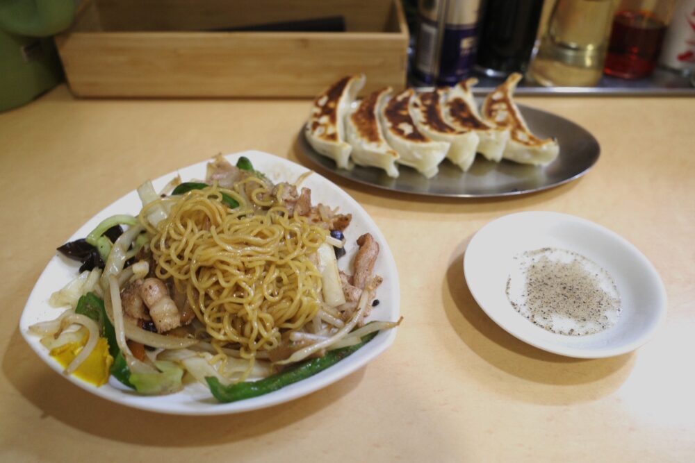 しょうゆ焼麺(小皿)と餃子