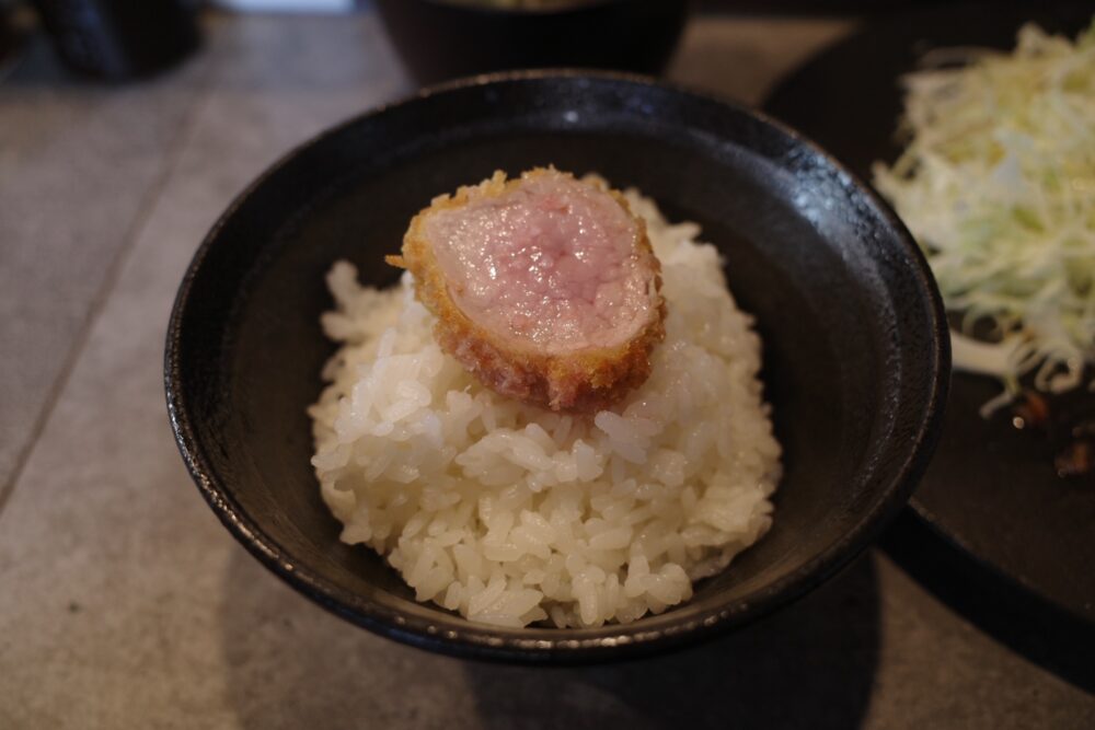 上ヒレかつをのせたご飯