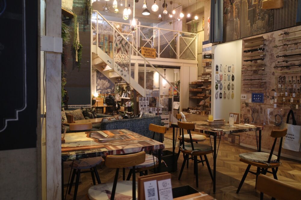 友安製作所カフェさん店内