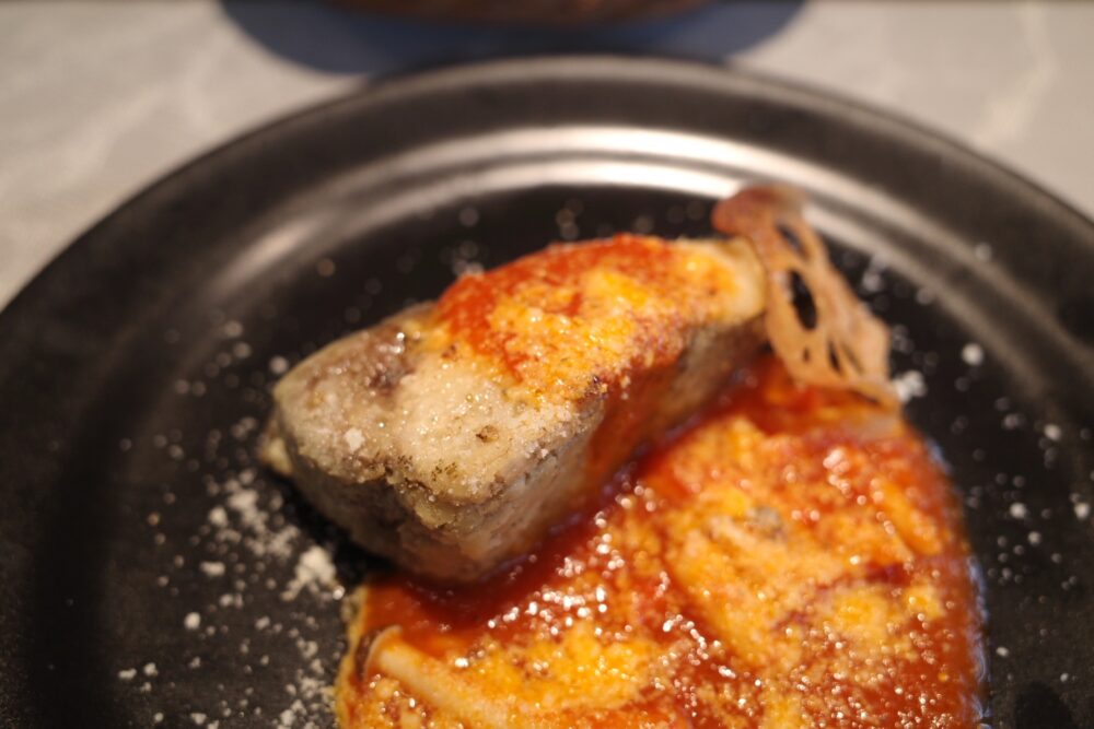 鰤のムニエル しめじのトマトソースの表面