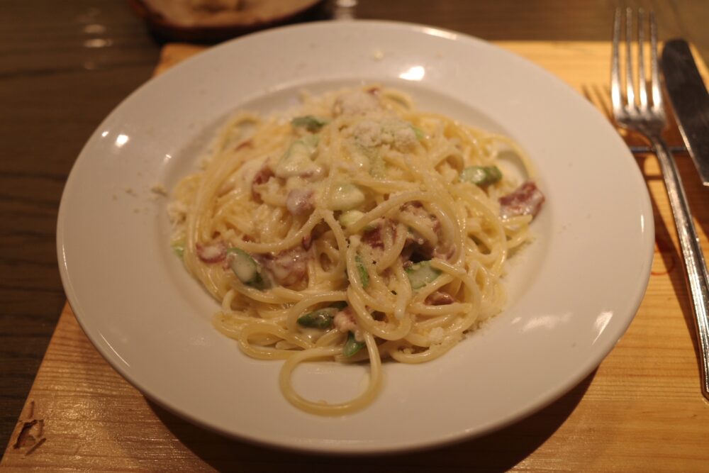 プロシュットのスモークとアスパラのクリームソーススパゲッティ