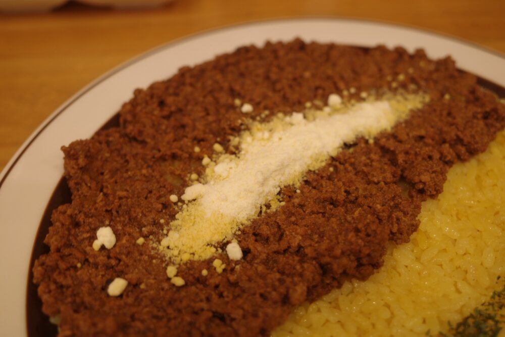 粉チーズがかかったドライカレー