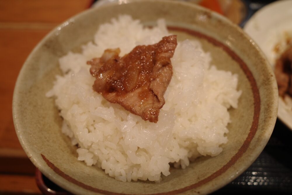 豚肩ロース生姜焼きをのせたご飯