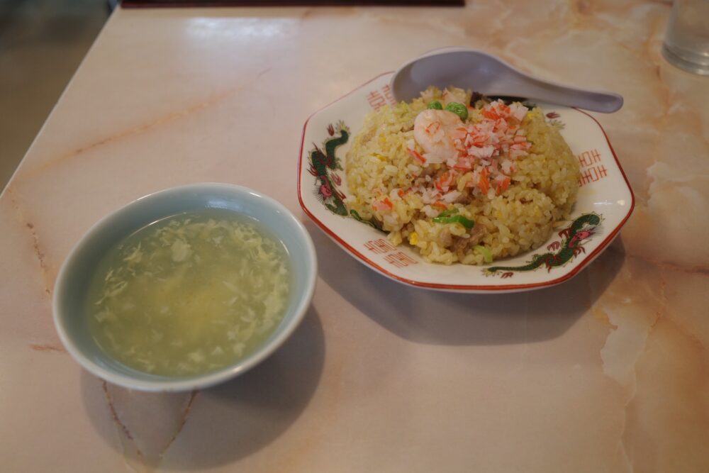 五目炒飯とスープ