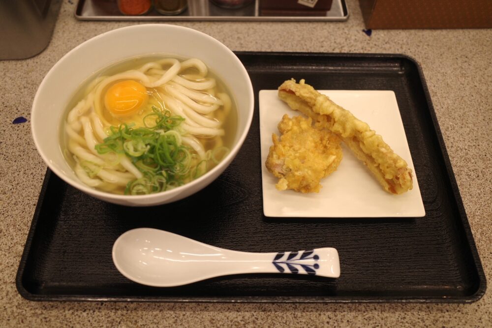 かけうどん(温)＋とり天1、ちくわ天1＋生たまご