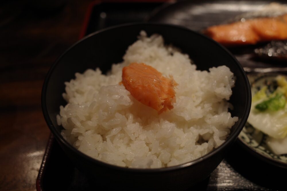 銀シャケ塩焼をのせたご飯