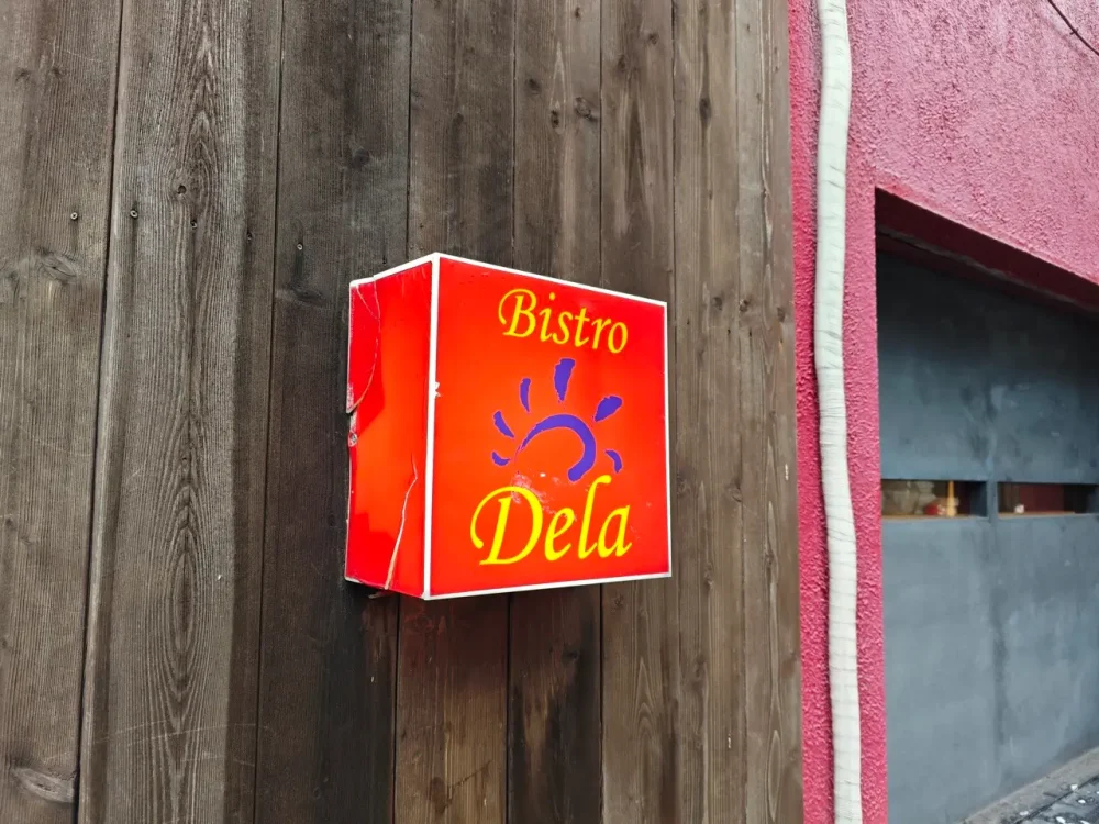 デラさん看板