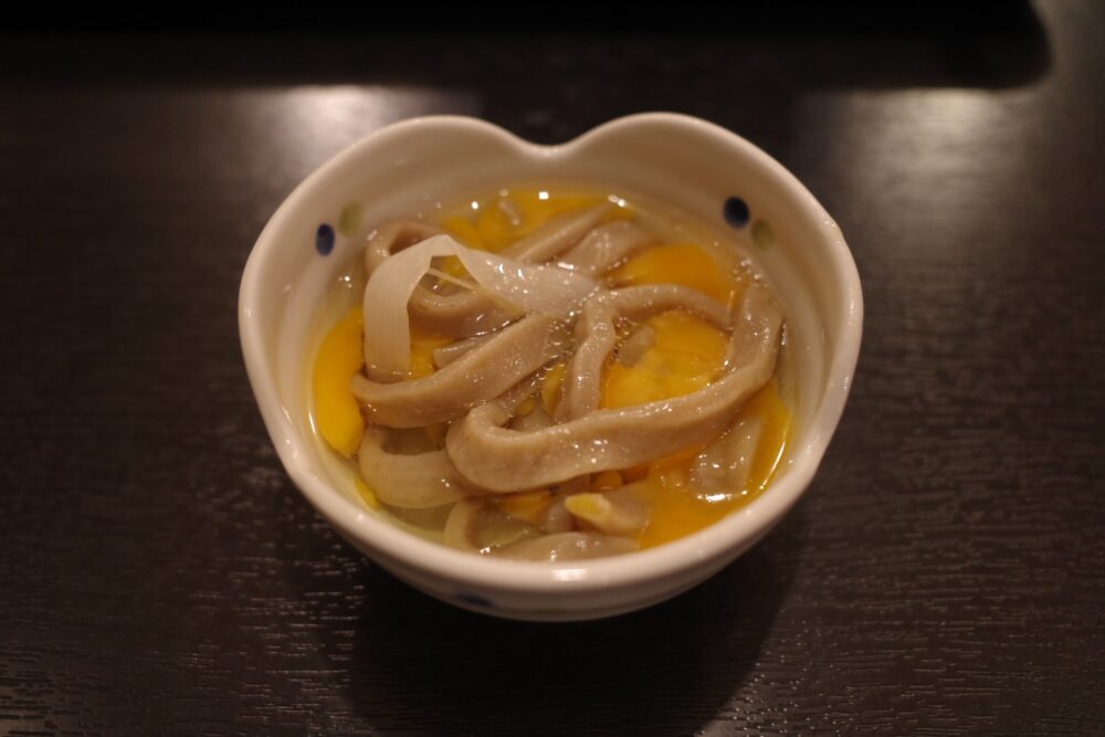 玉子をつけた蕎麦