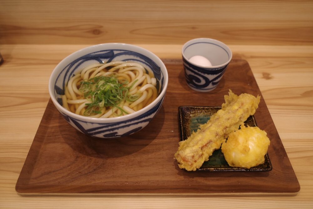 かけうどん＋生玉子＋アツアツちくわ天・半熟卵天セット