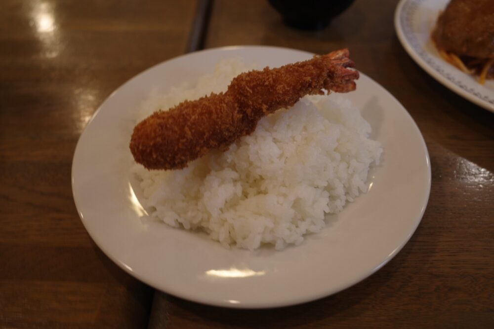 エビフライをのせたライス