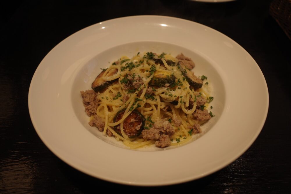 自家製サルシッチャとズッキーニの塩味パスタ