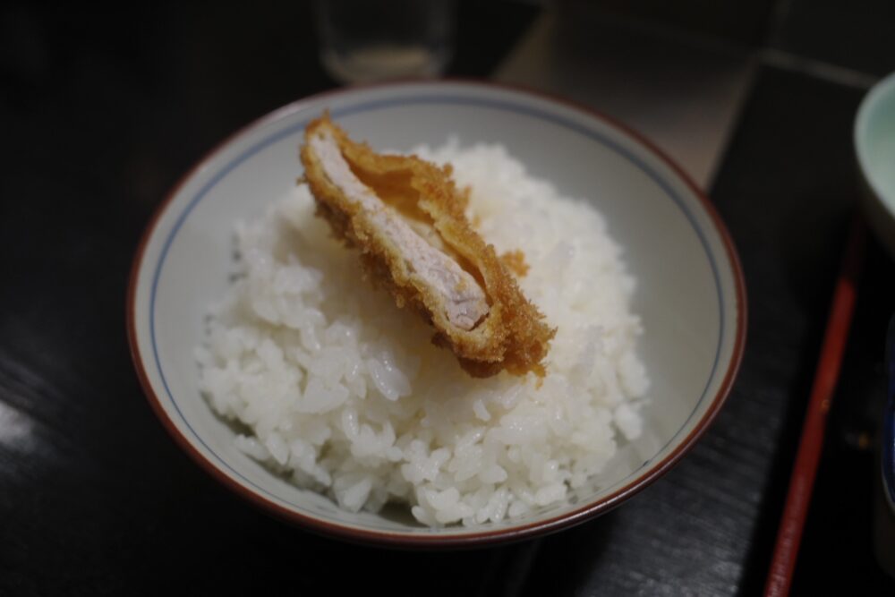 ロースカツをのせたご飯