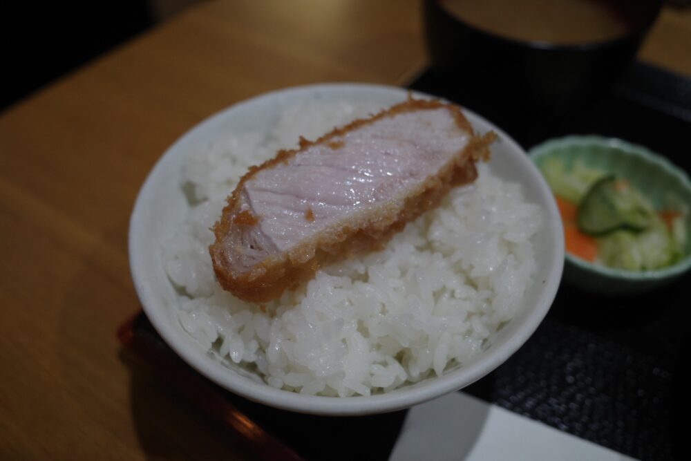 上ロースカツをのせたご飯