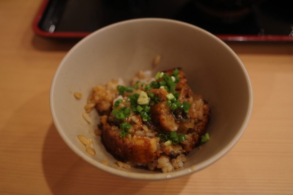 薬味をのせたうな丼