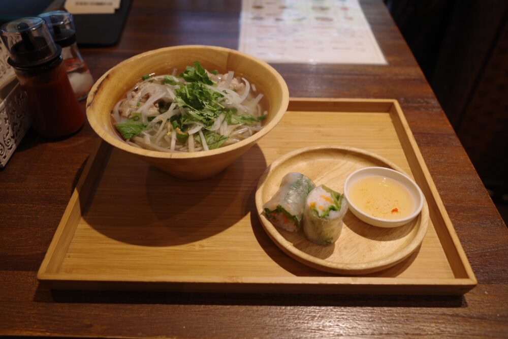牛肉フォーとエビの生春巻