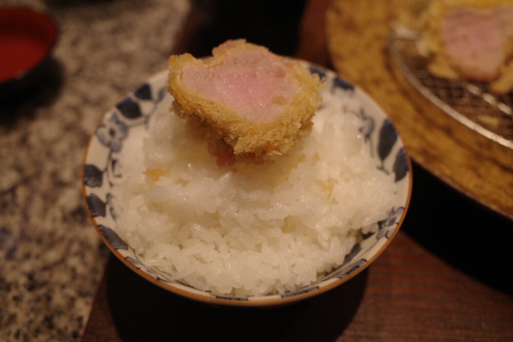 一口白ヒレかつをのせたご飯