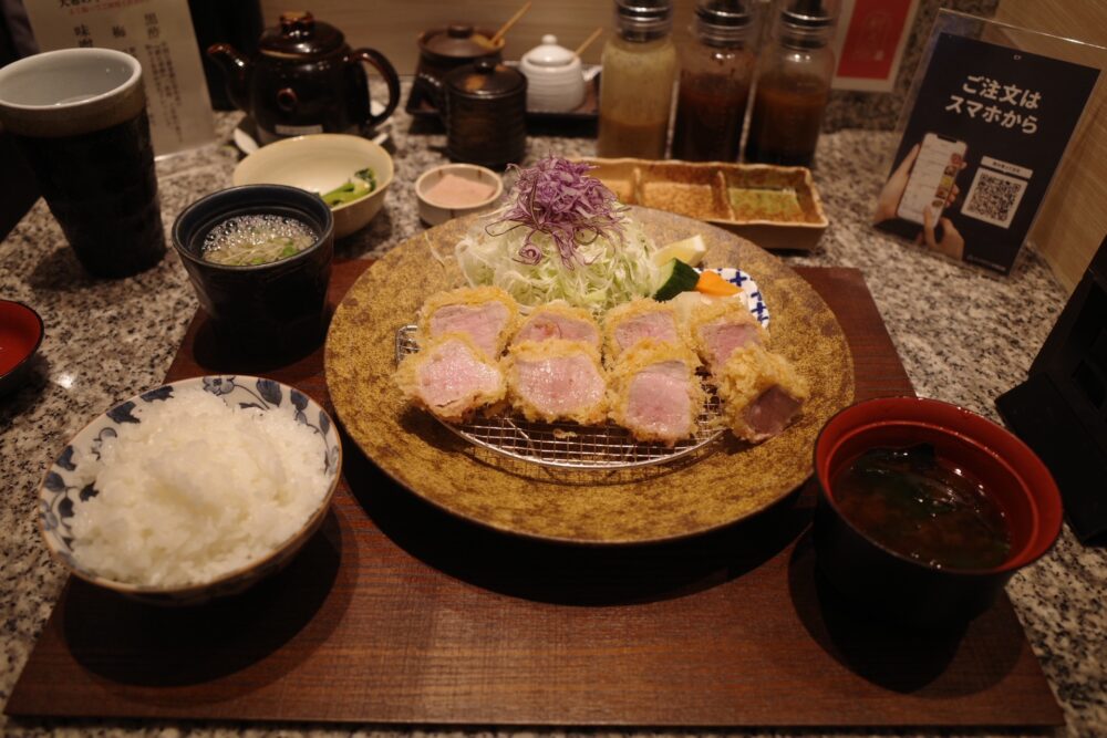 一口白ヒレかつ定食