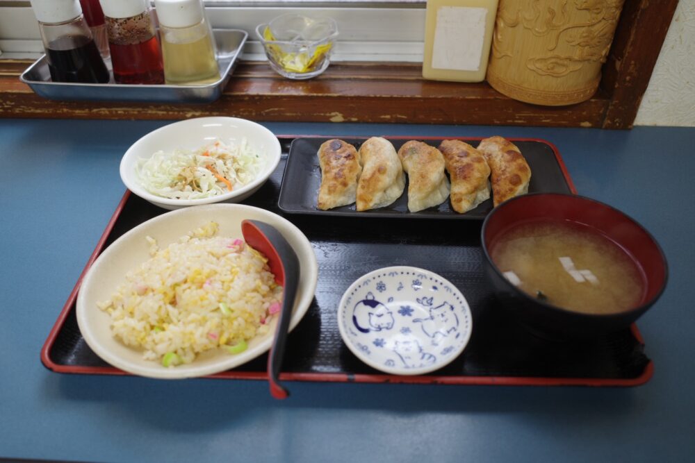 餃子と半チャーハン