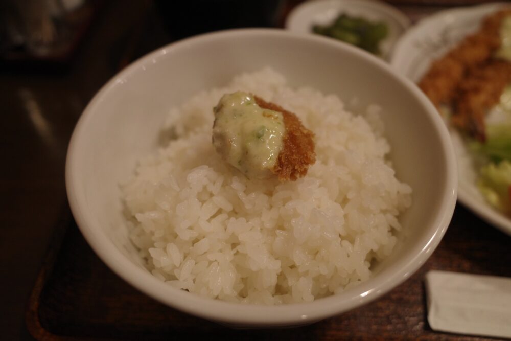 ホタテフライをのせたご飯
