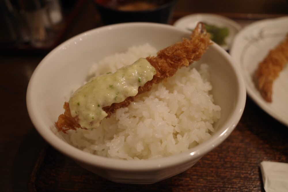 エビフライをのせたご飯