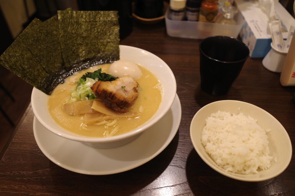 醤油豚骨ラーメン＋味玉と小ライス