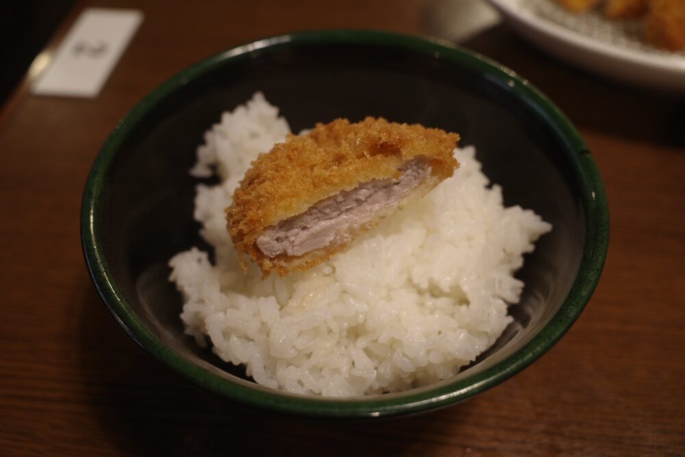 豚ヒレカツをのせたご飯