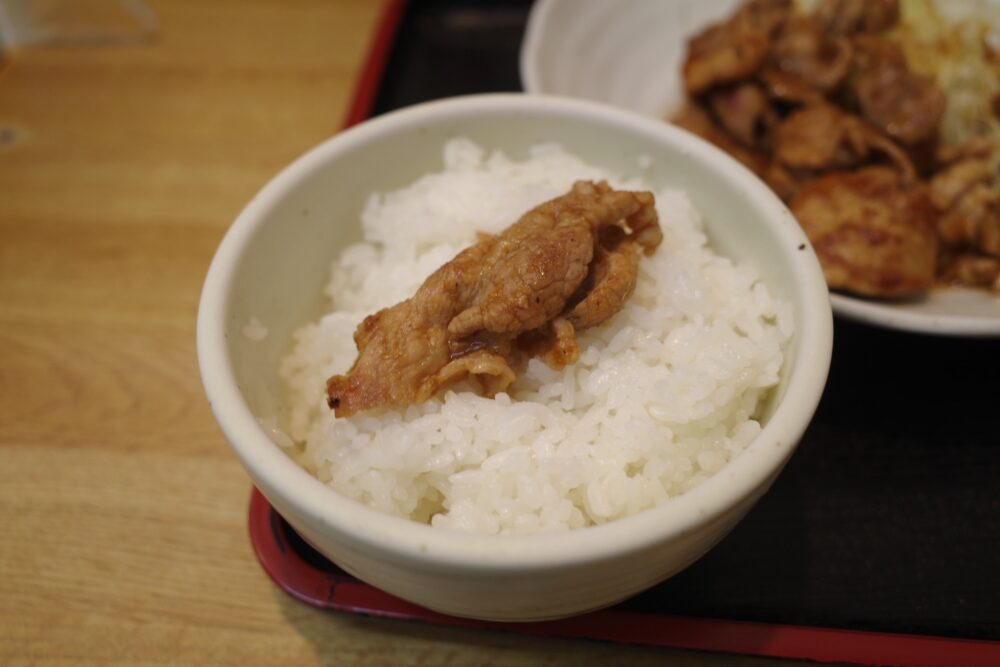 ポーク生姜焼肉をのせたご飯