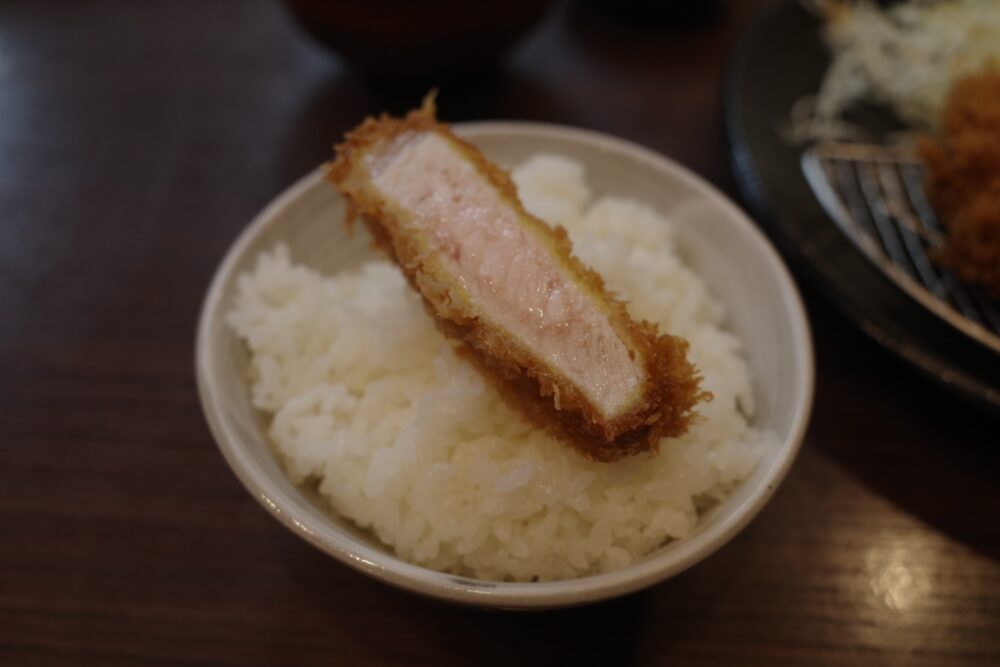 ロースとんかつをのせたご飯