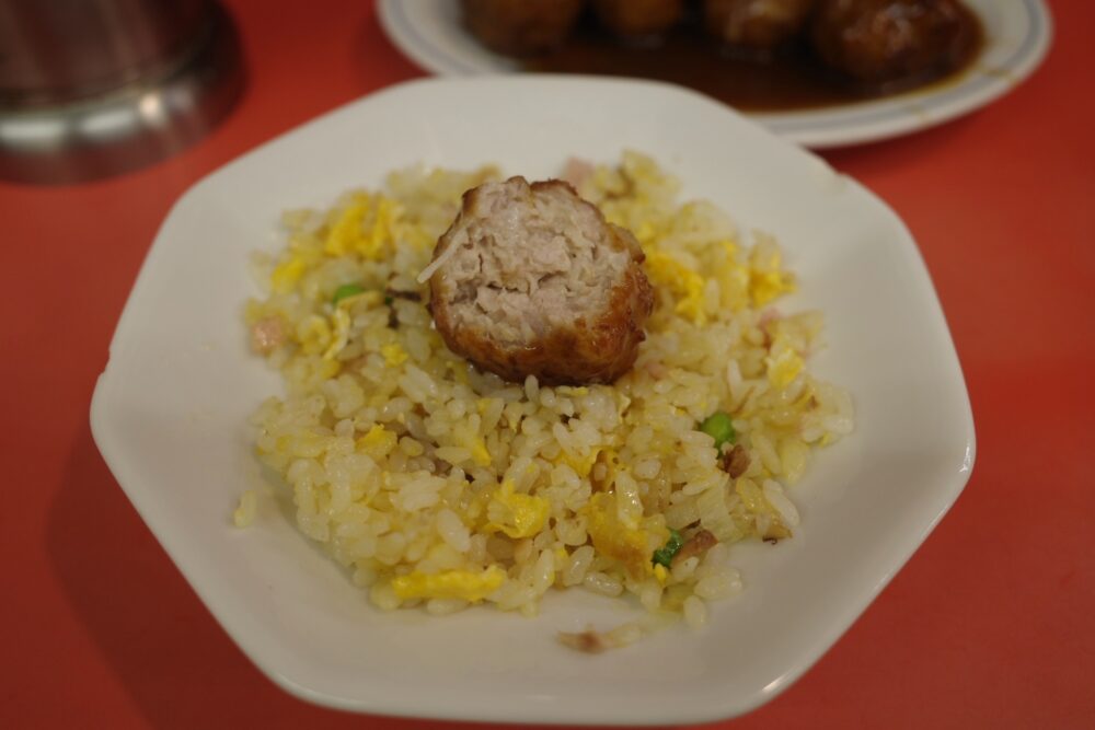 肉団子の断面をみせたチャーハン