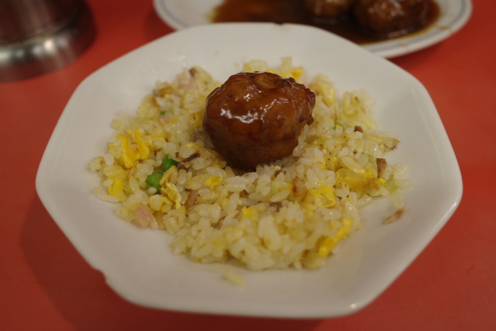 肉団子をのせたチャーハン