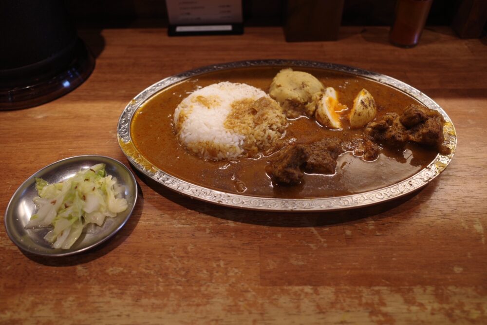 スパイスチキンカレーとピクルス