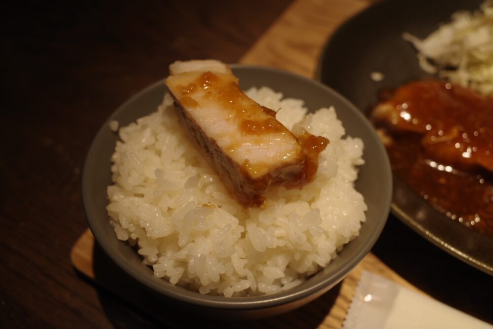 厚切り豚の生姜焼きをのせたご飯