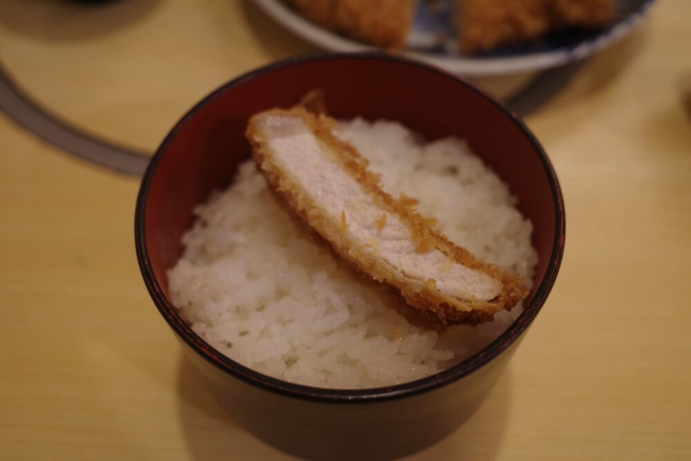 とんかつをのせたご飯