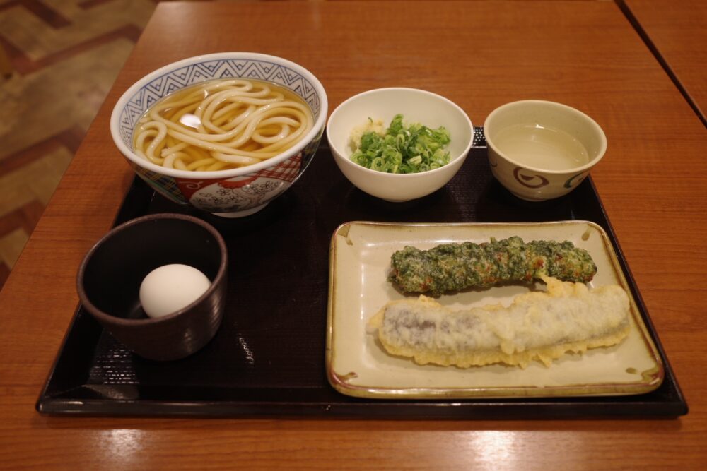 かけうどん中＋生たまご＋ちくわ磯辺揚げ＋なす天