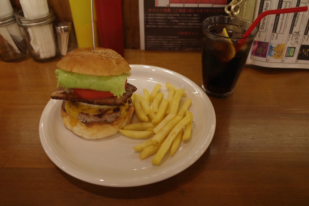 自家製ベーコンチーズバーガー+フライドポテト