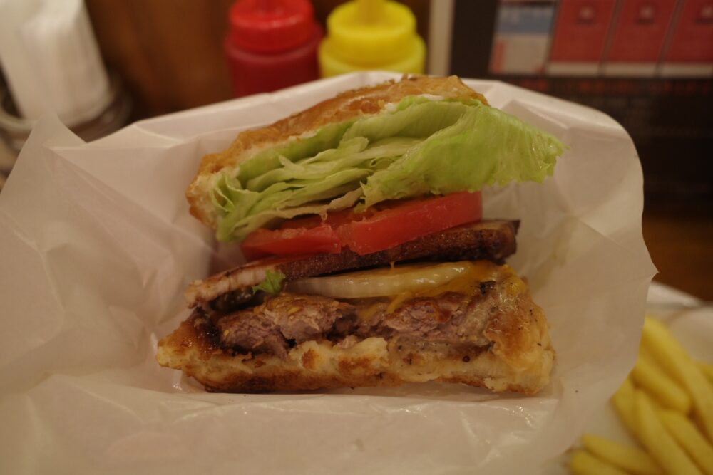 自家製ベーコンチーズバーガーの断面