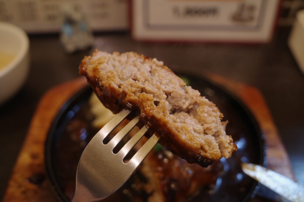 一口のデミグラスハンバーグ