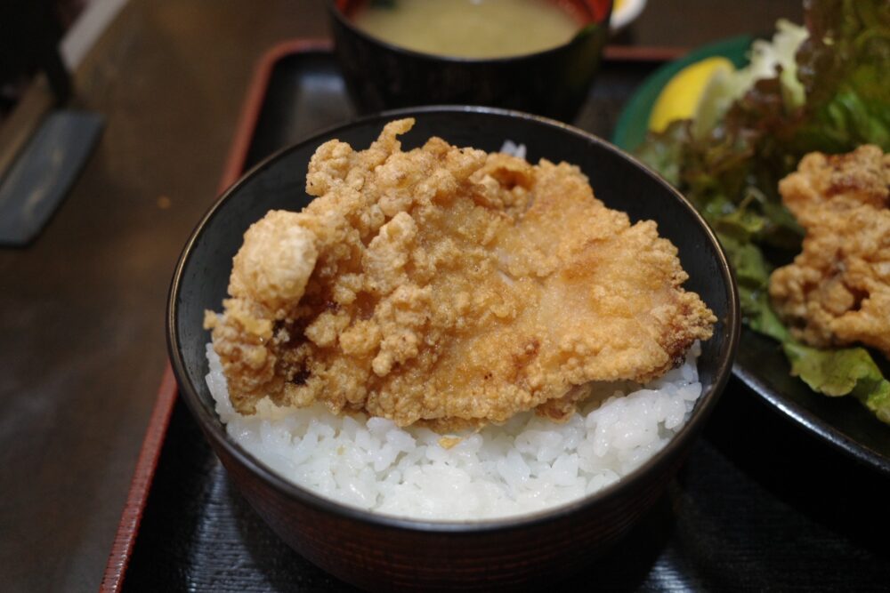 唐揚げをのせたご飯