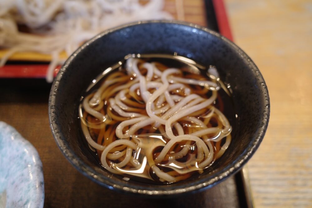 つゆに浸した蕎麦