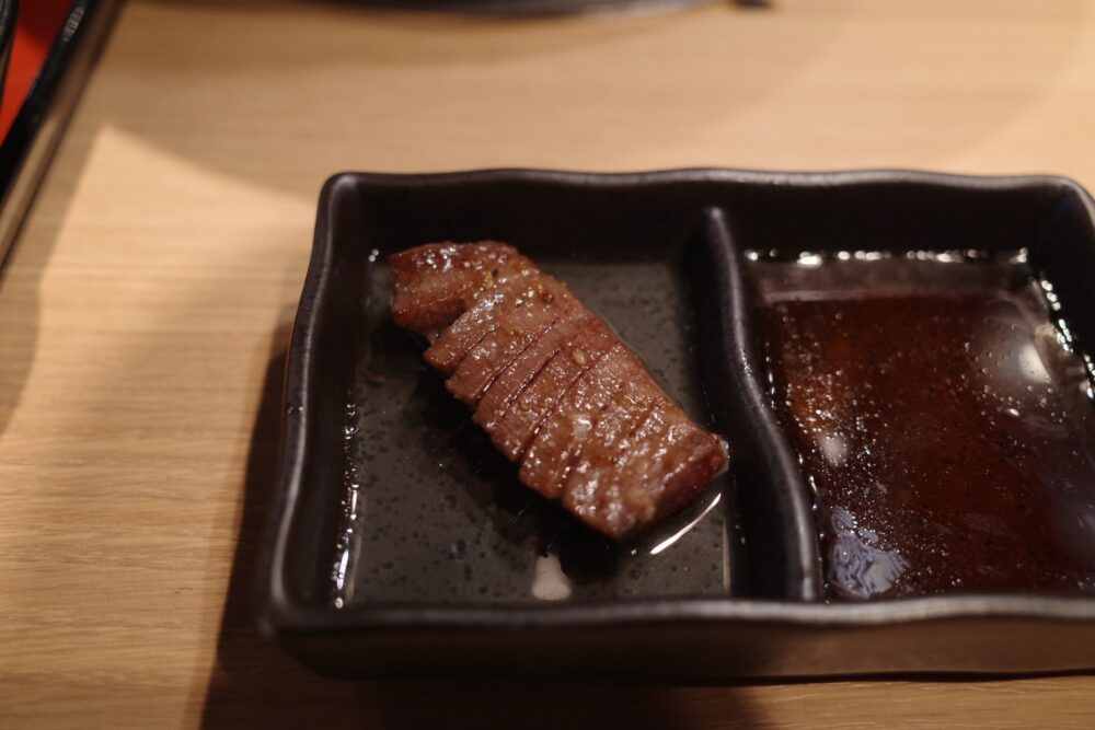 焼いた短冊タン