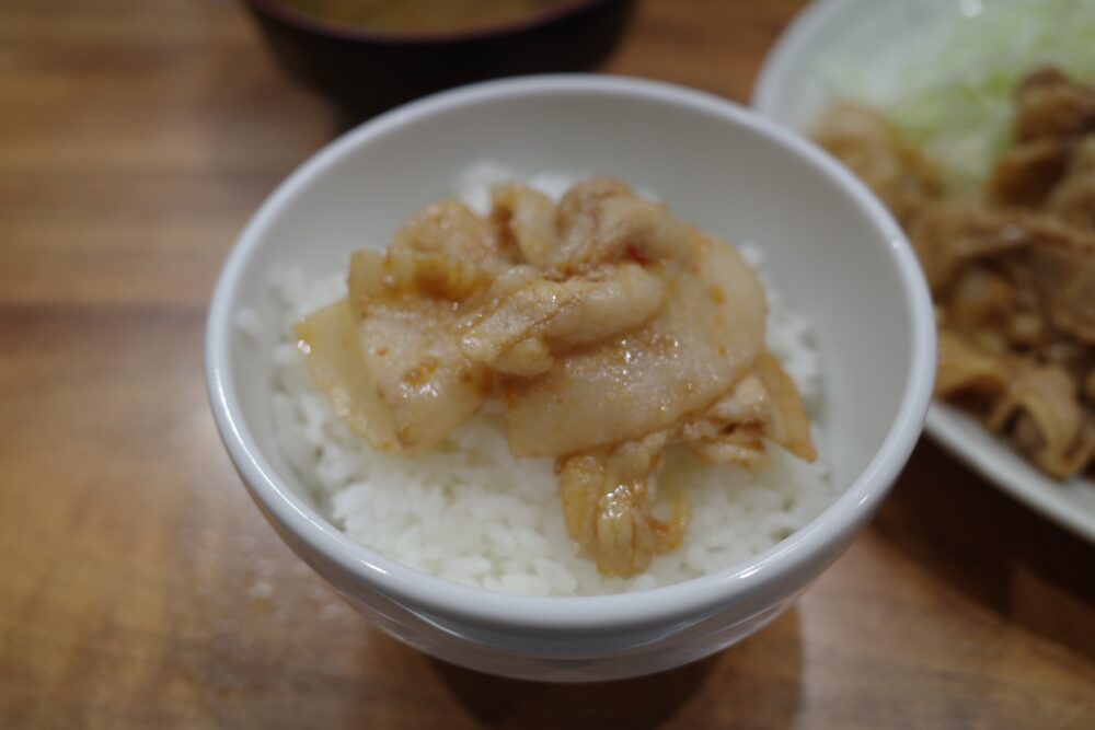 しょうが焼きをのせたご飯