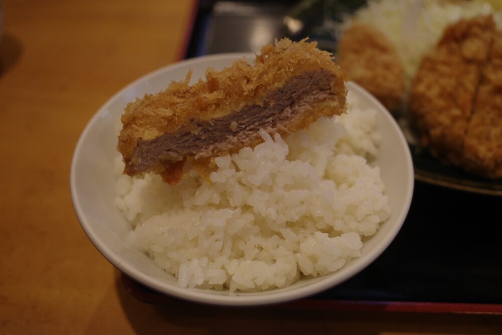 匠味豚上ヒレかつをのせたご飯