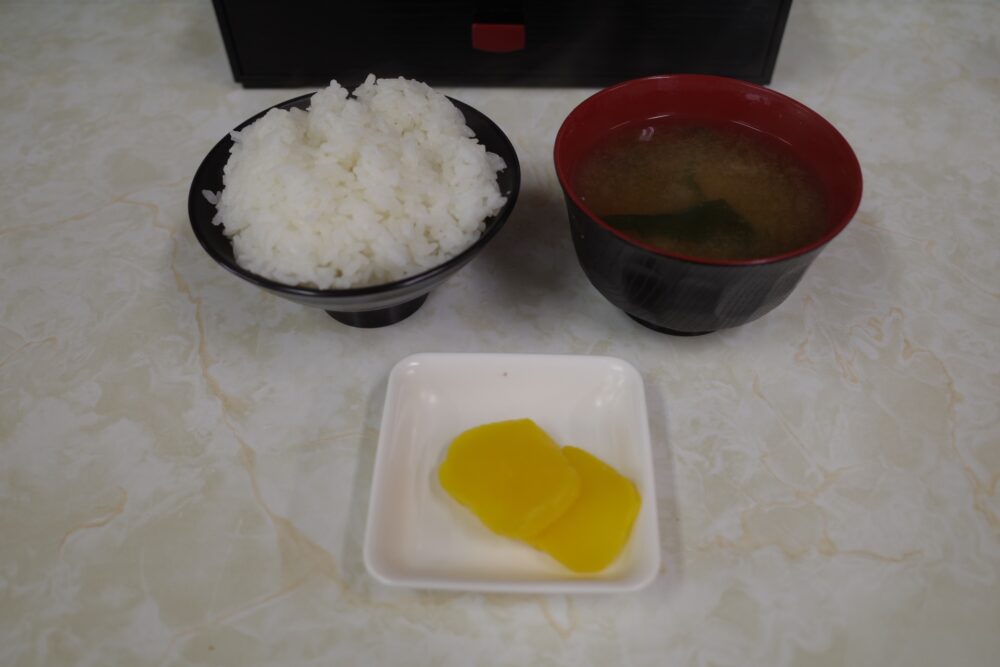 ご飯、味噌汁、漬物