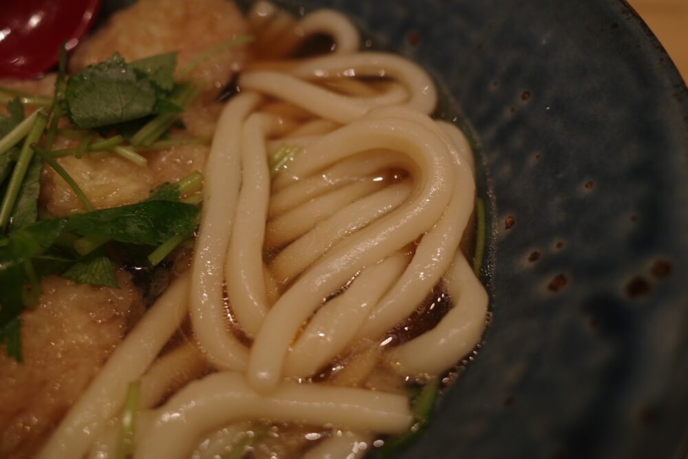 小海老の天バラうどんの表面